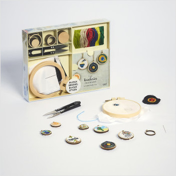 Coffret L'atelier miniature : les broderies bijoux – boîte et accessoires 